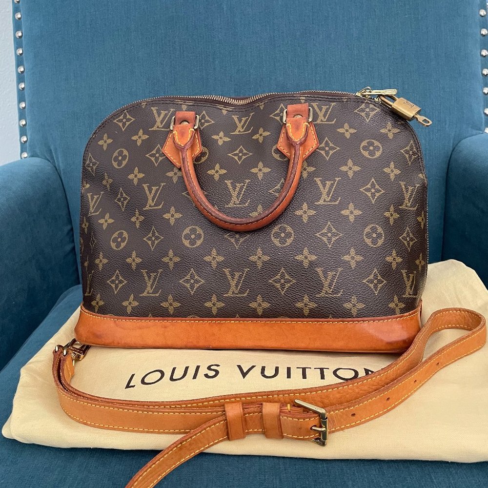 Authentic Alma PM handbag with lock and key and authentic strap.